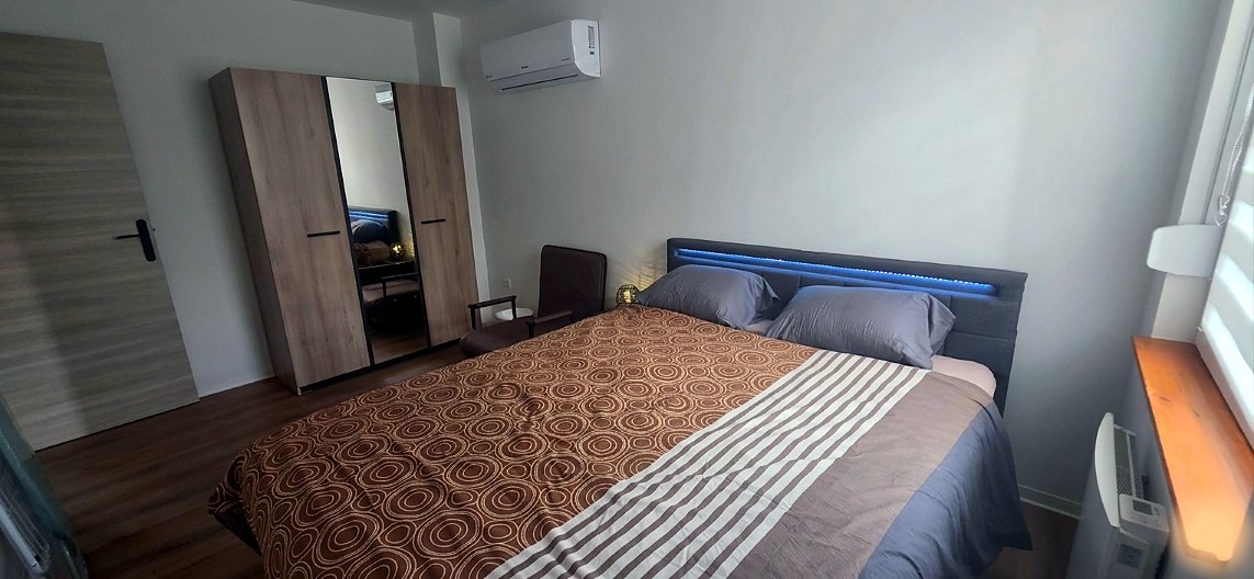 Chambre double calme et climatisée du gîte à Colmar
